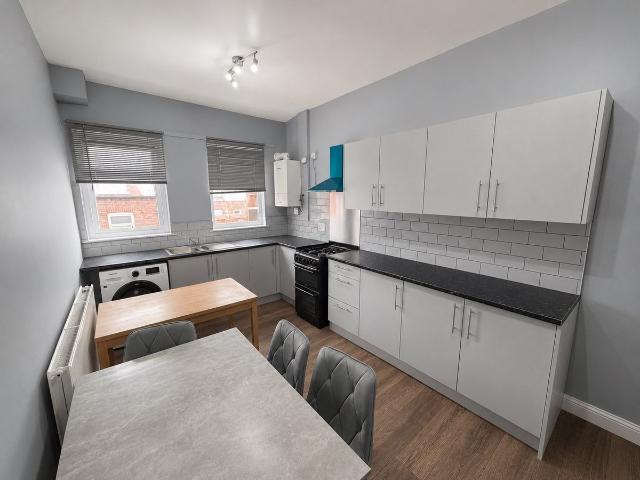 Marlborough Gardens, Woodhouse, Leeds, West Yorkshire LS2, 2 bed flat to rent, £1,050 pcm | PrimeLocation