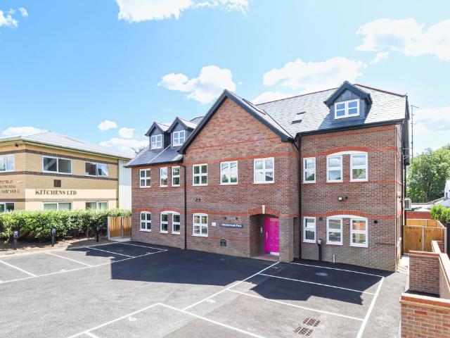 Marlborough Park, Southdown Road, Harpenden AL5, 2 bed flat to rent, £1,900 pcm | PrimeLocation