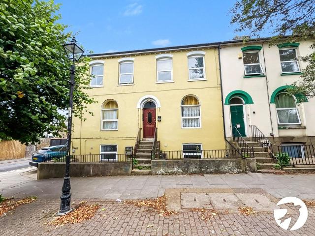 Marlborough Road, Gillingham, Kent ME7, 2 bed flat to rent, £1,150 pcm | PrimeLocation