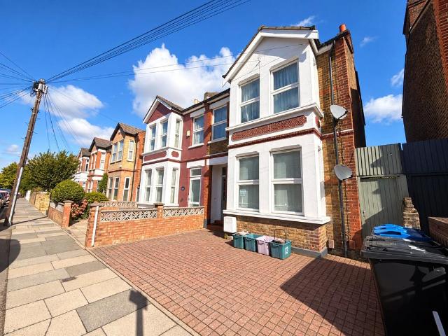 Marlborough Road, London, SW19 2 bed apartment to rent £1,750 pcm £404 pw
