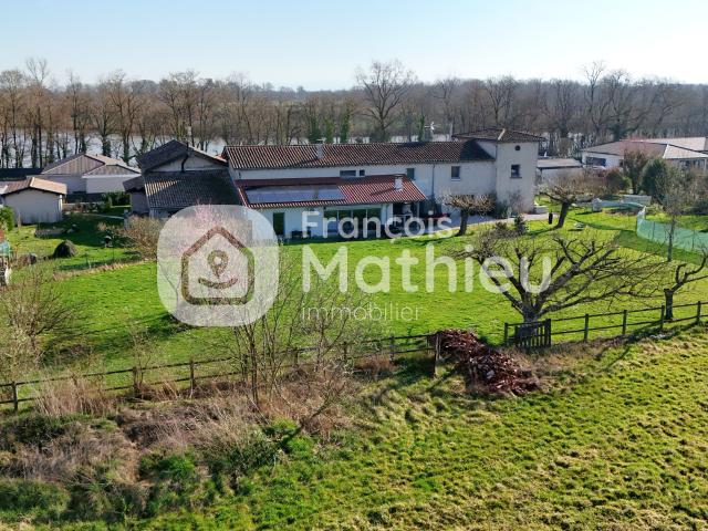 Marlieux Ferme rénovée T6 d'environ 273 m2 avec garage sur terrain de 2034 m2