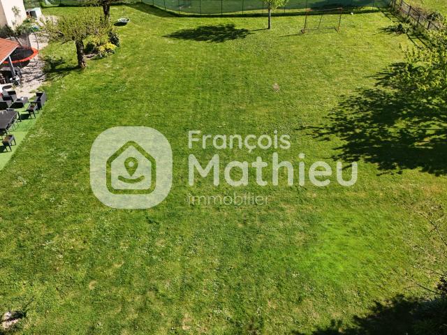 Marlieux Ferme rénovée T6 d'environ 273 m2 avec garage sur terrain de 2034 m2