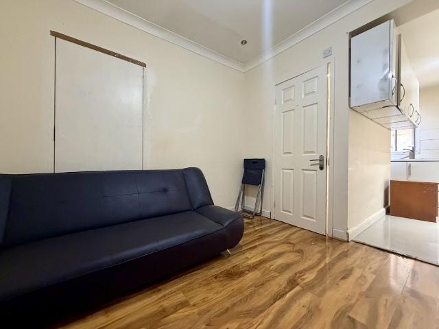 Marlow Gardens, Hayes UB3, Studio to rent, £975 pcm | PrimeLocation