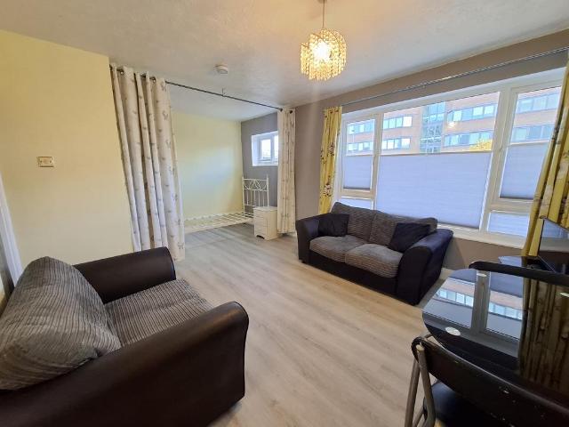 Marlowes, HEMEL HEMPSTEAD Studio to rent £950 pcm £219 pw