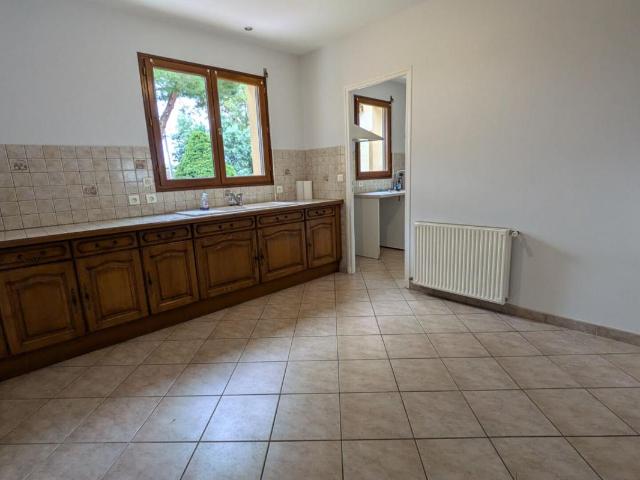 Marmande Maison avec 3 chambres, 1 bureau et 3 garages