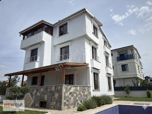 Marmara Ereğlisi Yeniçiftlik'te Havuzlu Müstakil Lüks Villa