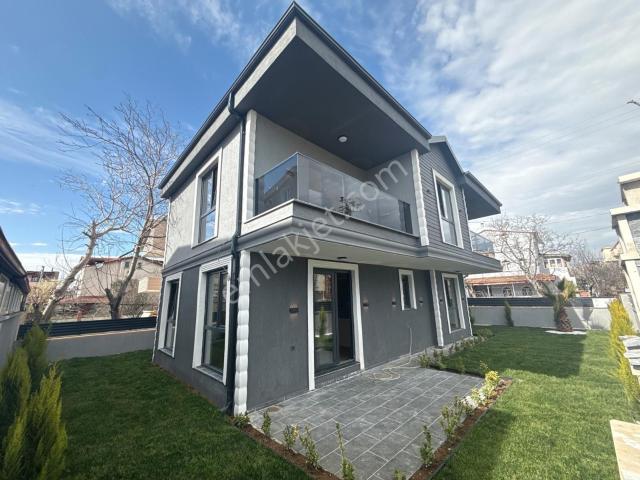 Marmara Ereğlisi Yeniçiftlik'te Müstakil Köşe Başı Lüks Villa
