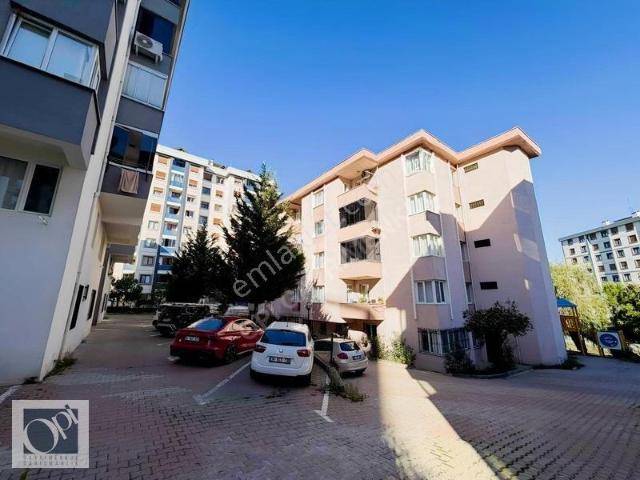 Marmara Hastanesi Karşısında Kiralık 4+1 Daire