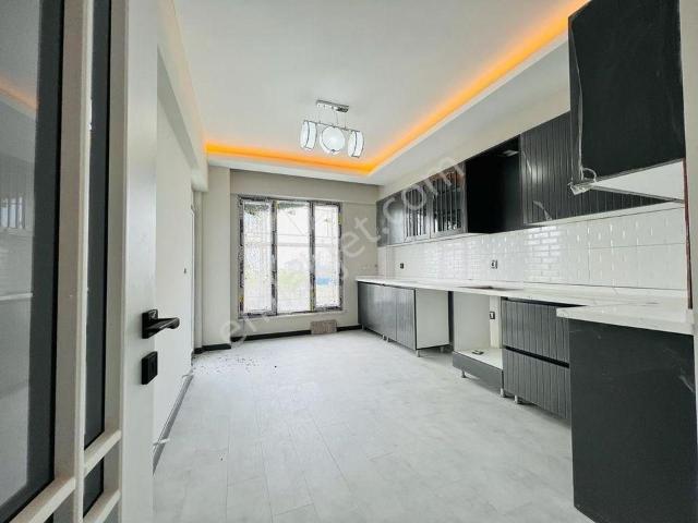 Marmara Park Arkasında Metrobüse Yürüme 3+1 Ultra Geniş Dairemiz.