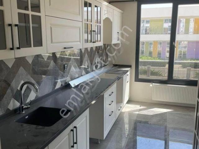 Marmara Park Avm Arkasında Metrobüse Komşu Ebeveyn Banyolu 3+1 Dairemiz