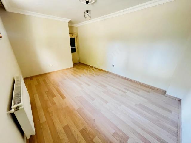 Marmara Üni'ye 5 Dk Yürüme Mesafesinde Cadde Üzeri 2+1 Kiralık
