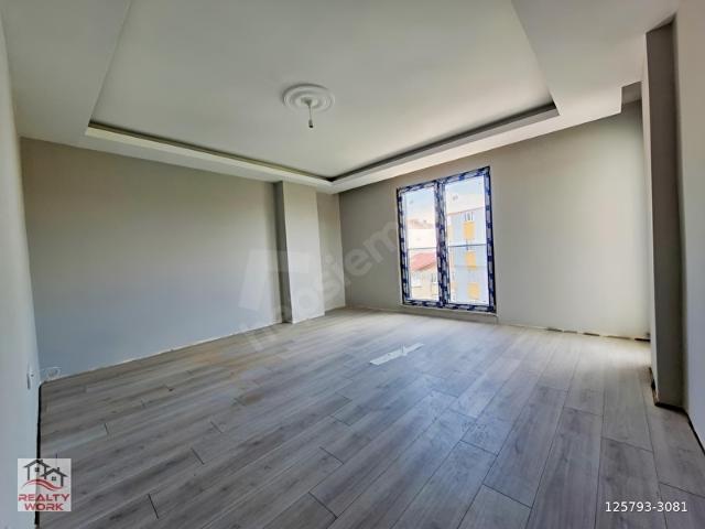 MARMARAY DURAĞINA 5 DK, CADDE ÜZERİ, KATTA TEK, 3+1 FIRSAT DAİRE