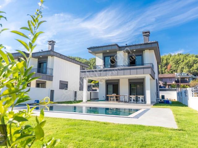 Marmaris Çetibelinde Satılık Havuzlu Lüks Villa