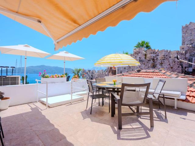 Marmaris Kaleiçinde Satılık 2+1 Deniz Manzaralı Teraslı Müstakil Ev