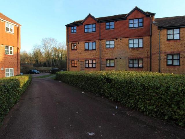 Marmet Avenue, Letchworth Garden. 1 bed apartment to rent £1,000 pcm £231 pw