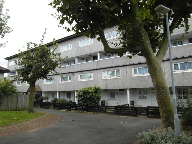 Marmot Road, Hounslow TW4 2 bed flat to rent £1,800 pcm £415 pw