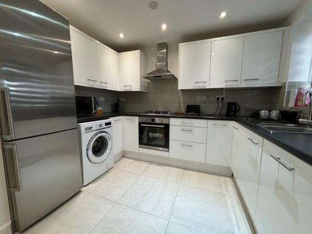 Marriott Road, Luton, LU3 1 bed in a house share to rent £675 pcm £156 pw