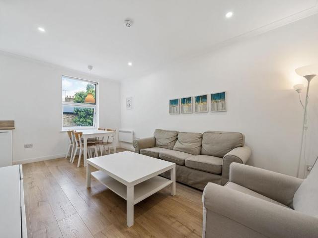 Marriott Road, London, N4 2 bed flat to rent £2,750 pcm £635 pw