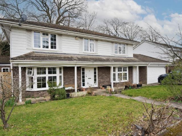 Marrowells, Weybridge, Surrey, KT13 5 bed detached house to rent £3,750 pcm £865 pw