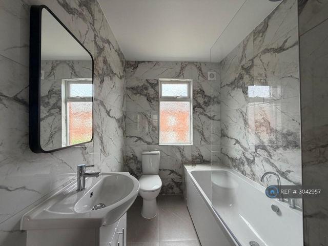 Marsden Place, Leeds, LS11 3 bed terraced house to rent £1,100 pcm £254 pw