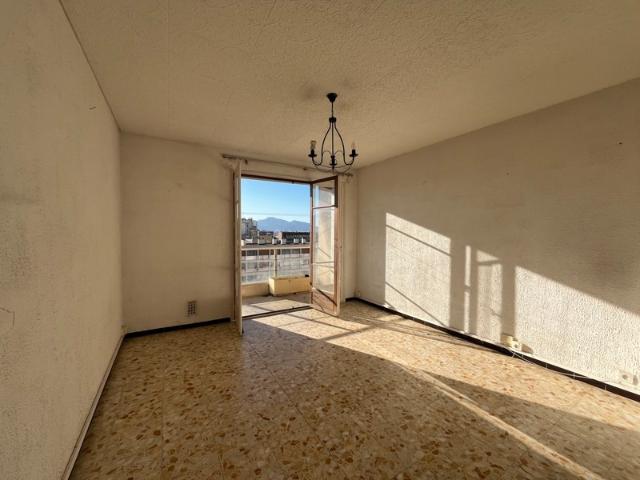 MARSEILLE 10ème / 6ème: T3 Traversant avec Balcon Sud vue dégagée 5ème étage – Fort Potentiel – Proche Castellane