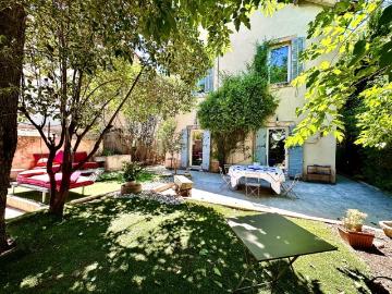 Marseille 10ème, Pont de vivaux, Maison T5 de 156m2 +combles aménagés + Jardin et Terrasse + Dépendances + Cave
