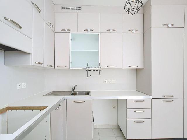 Marseille 13001 Vieux Port / République Type 3 86 m2 + Balcon filant VENDU LOUE
