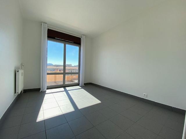 Marseille 13003 Appartement type 2 dernier étage avec large balcon 42 m2