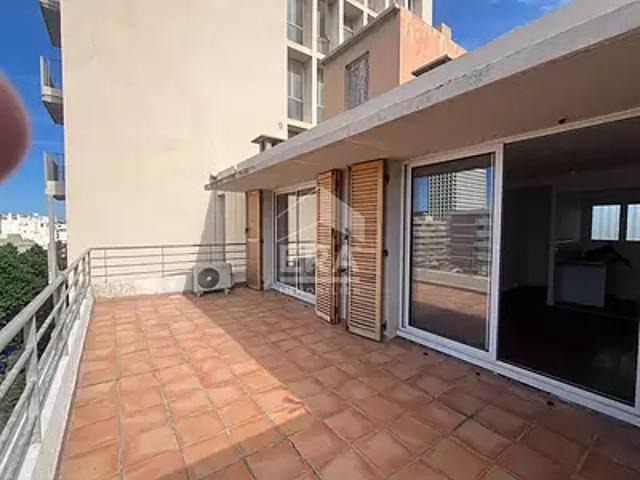 Marseille 5ème 13005 Location appartement 2 pièces t2 au dernier étage terrasse