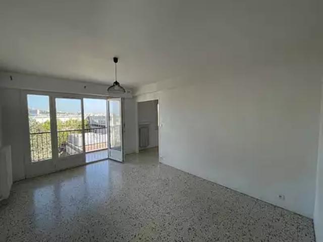 Marseille 8ème 13008 Location appartement 4 pièces t4 au dernier étage terrasse