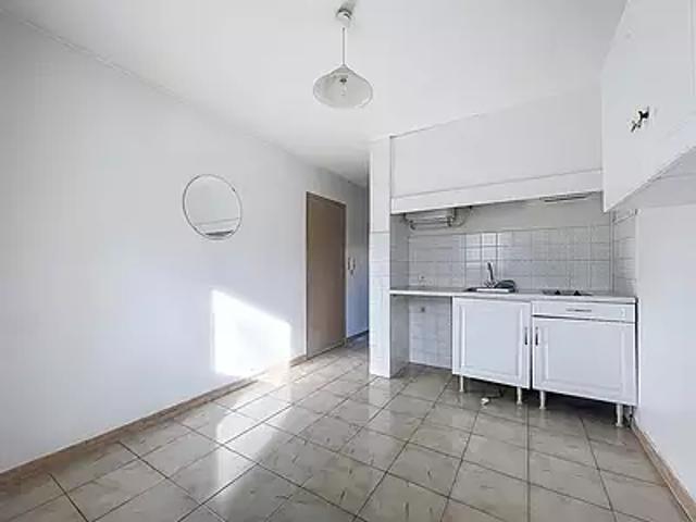 Marseille 8ème 13008 Location appartement 2 pièces t2 au dernier étage cave