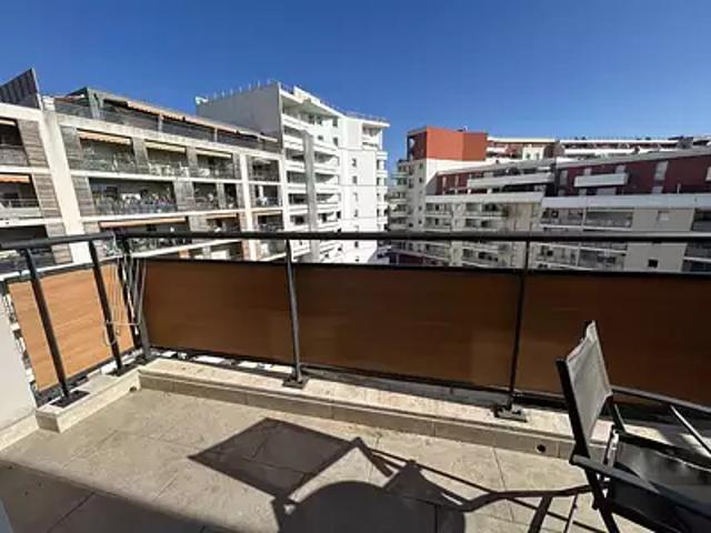 Marseille 8ème 13008 Location appartement 2 pièces t2 au dernier étage