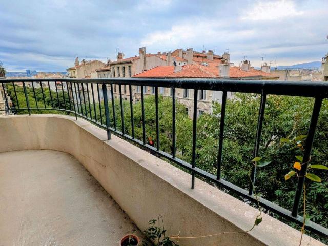 Marseille Vauban – T2 MEUBLÉ 60m2 avec BALCON d'angle et CAVE – SANS FRAIS D’AGENCE