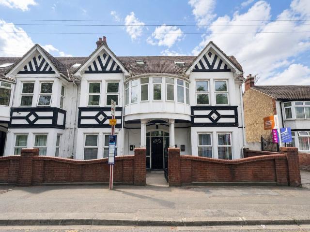 Marsh Road, Luton LU3, 2 bed flat to rent, £1,250 pcm | PrimeLocation