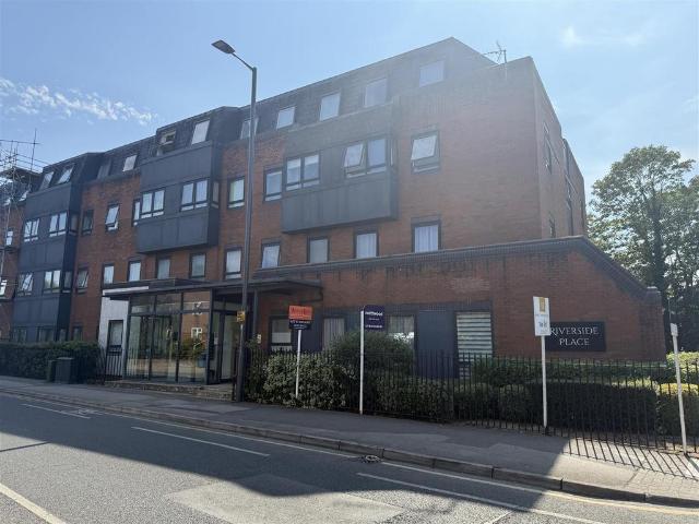 Marsh Road, Pinner 2 bed flat to rent £1,850 pcm £427 pw