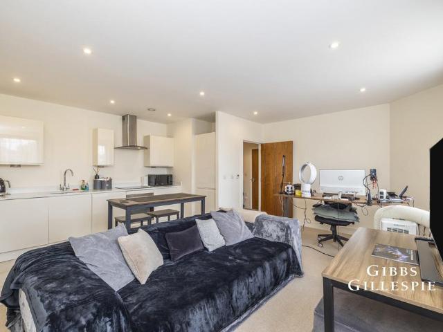 Marsh Road, Pinner, HA5 1 bed flat to rent £1,525 pcm £352 pw