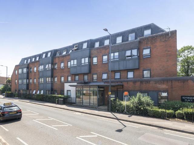 Marsh Road, Pinner, HA5 2 bed apartment to rent £1,850 pcm £427 pw