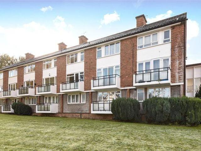Marsh Road, Pinner HA5 2 bed duplex to rent £1,845 pcm £426 pw