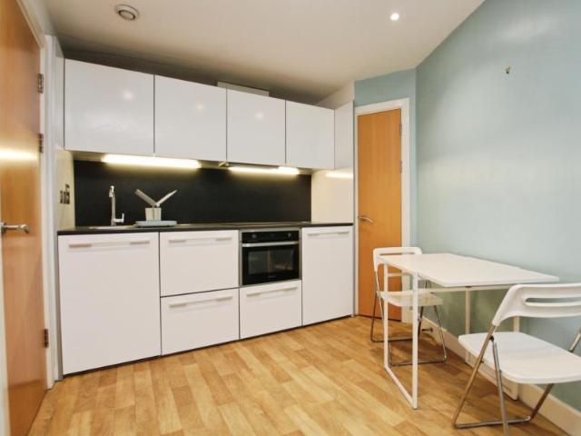 Marsh Street, Bristol BS1 2 bed flat to rent £1,600 pcm £369 pw