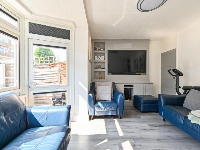 Marshfield Street, E14, Isle Of Dogs. 2 bed maisonette to rent £2,200 pcm £508 pw