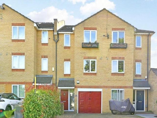 Mast House Terrace, London E14 3 bed townhouse to rent £3,250 pcm £750 pw