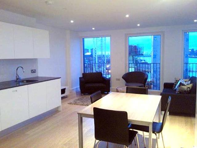 Mast Quay, London SE18 2 bed flat to rent £2,000 pcm £462 pw
