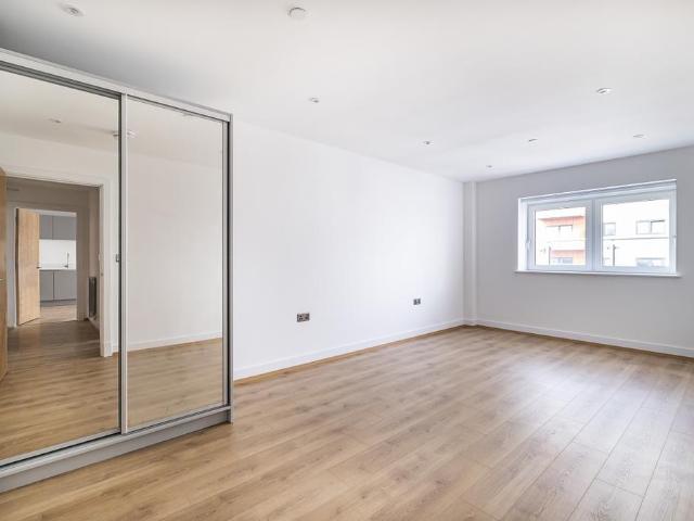 Mast Quay London SE18 2 bed flat to rent £2,100 pcm £485 pw