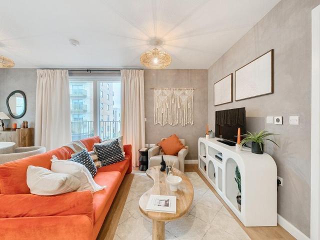 Mast Street, Barking, IG11 3 bed semi detached house to rent £1,900 pcm £438 pw
