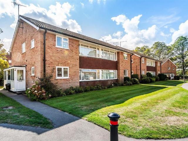 Master Close, Oxted 2 bed maisonette to rent £1,650 pcm £381 pw