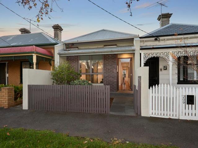 Master Crafted Modernity & Family Versatility in One of Middle Park's Finest Streets