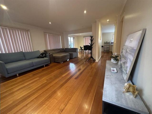 Master Bedroom Premium Furnished Close to Monash Uni Walkable to Clayton Train station and Clayton Shopping Plaza Shared House