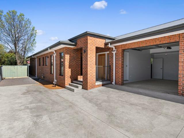 Master Built Contemporary Architect Design Quality 2br Brick Veneer Unit 16.5 Squares With Garage Short Walk to Local Shopping