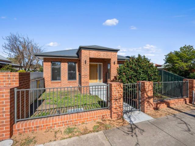 Master Built Contemporary Architect Design Quality 2br Brick Veneer Unit 16.5 Squares With Garage Short Walk to Local Shopping