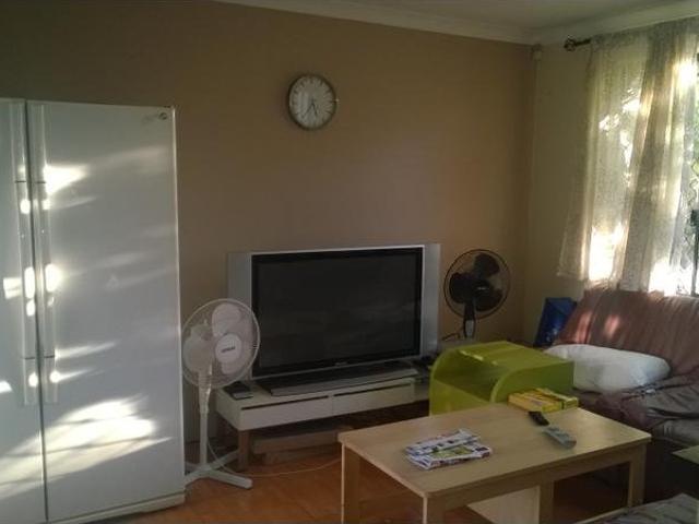 Master ROOM. Nice house. Free WIFI! Beautiful Double storey house. WALK TO ALL